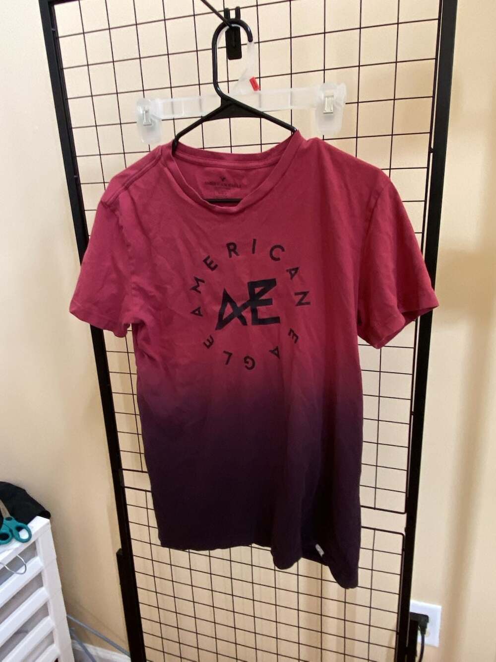 American Eagle Outfitters T-Shirt Size M Red Ombre Graphic Tee